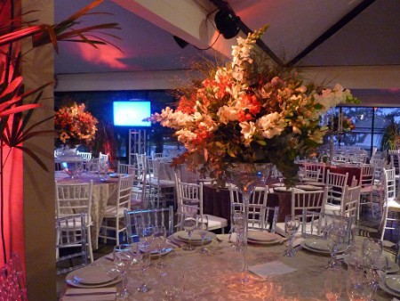 Cadeiras Tiffany cristal e Branca, em evento Realizado no Tourist Hotel.